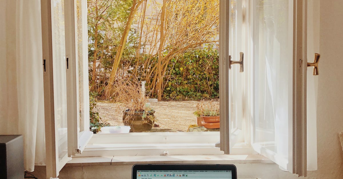 How Touchscreen Laptop Screens Differ from Standard Screens